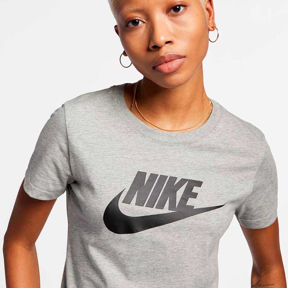 Camiseta Nike Essential Futura